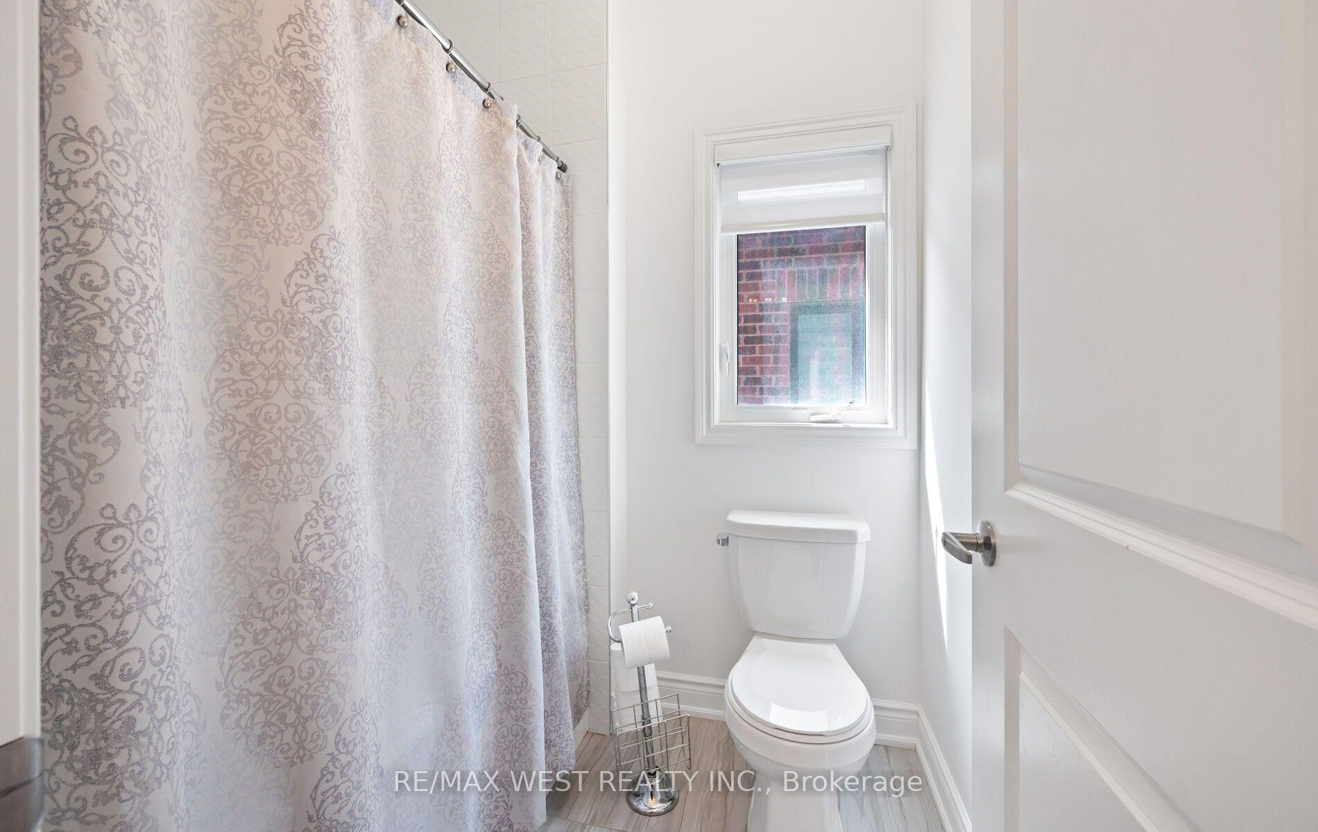 Photo 32 of 133 Rotondo Crescent, Vaughan, Kleinburg — HOMEH