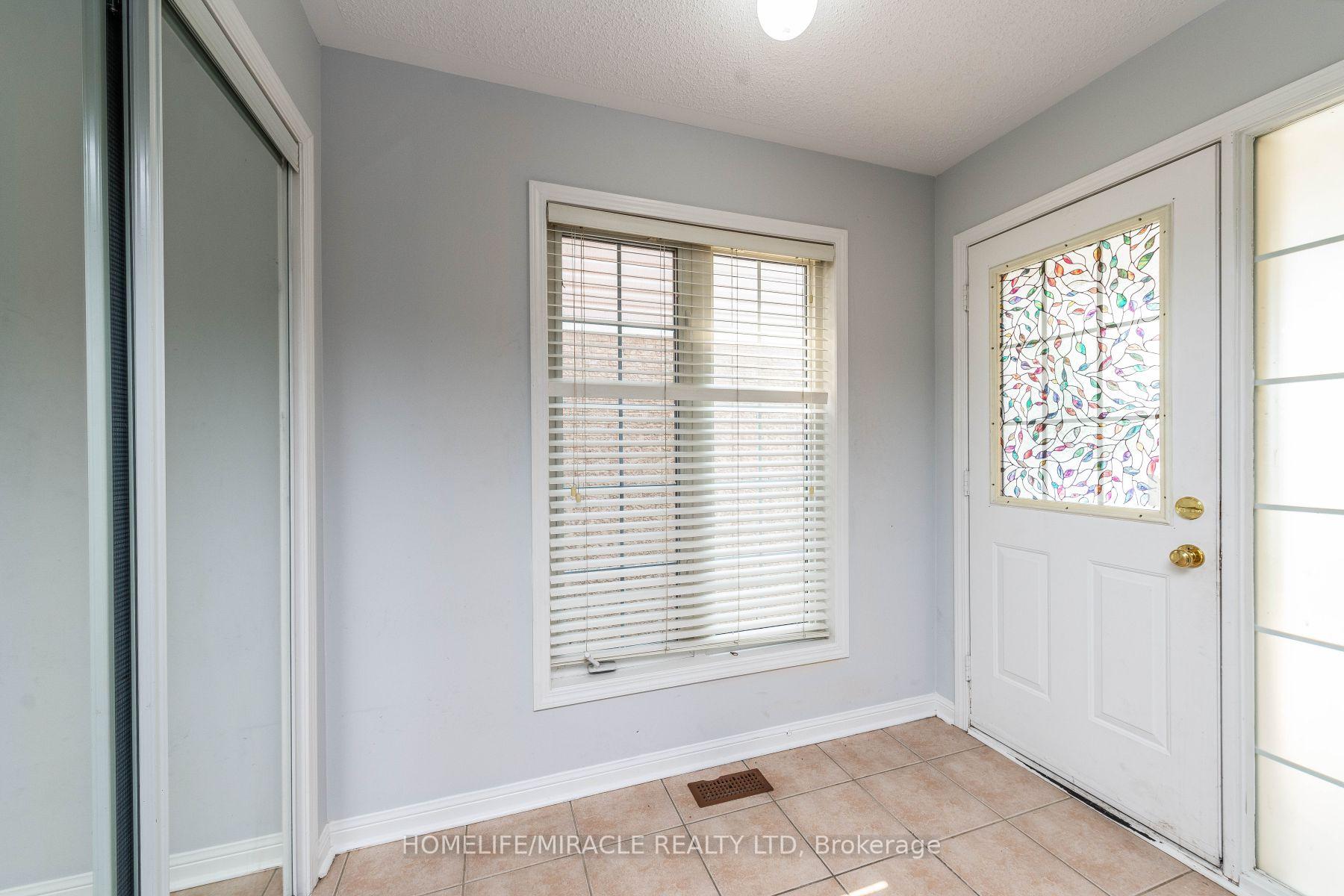 Photo 3 of 27 Sugarhill Drive N, Brampton, Fletcher's Meadow — HOMEH