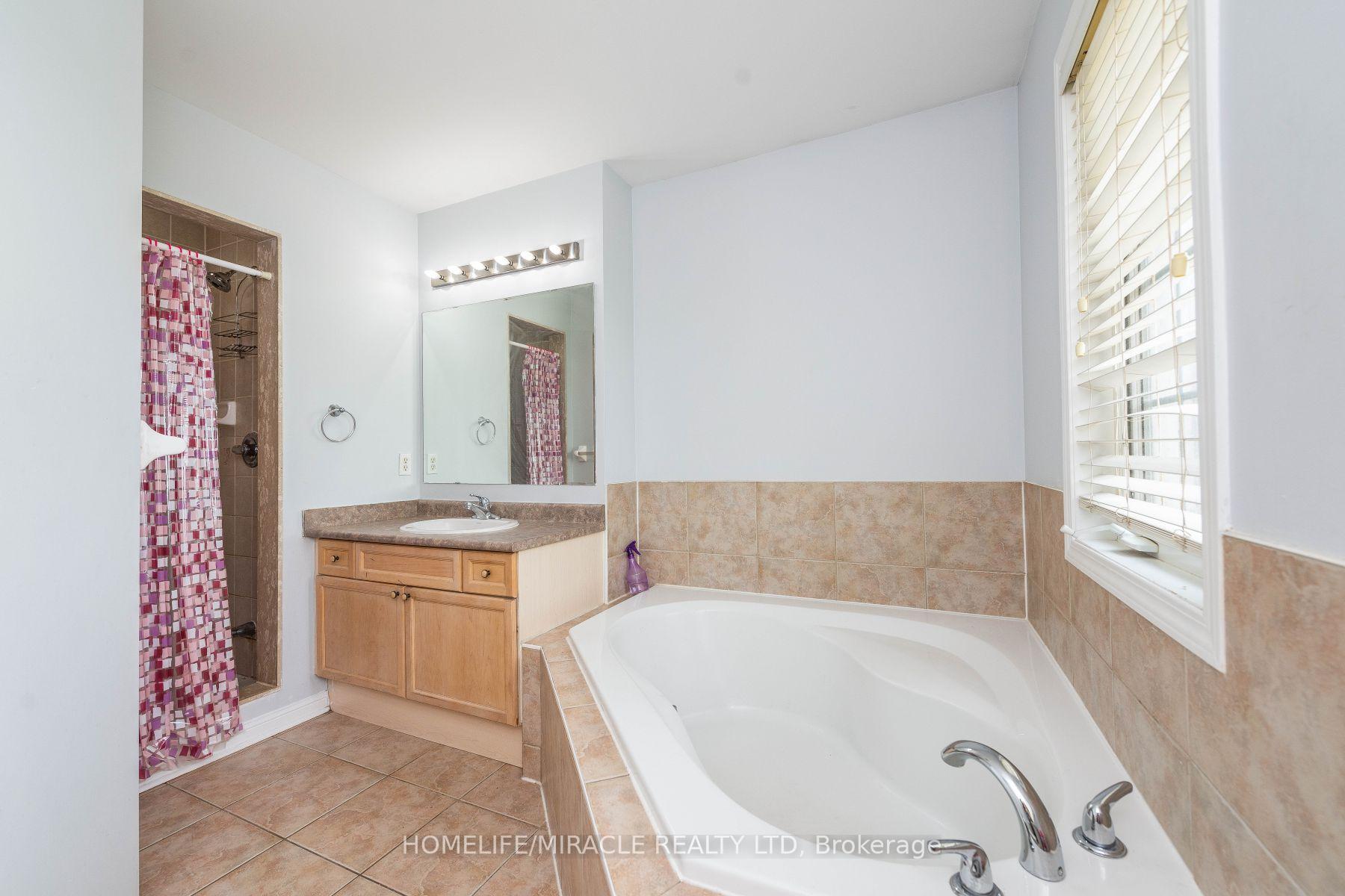 Photo 22 of 27 Sugarhill Drive N, Brampton, Fletcher's Meadow — HOMEH