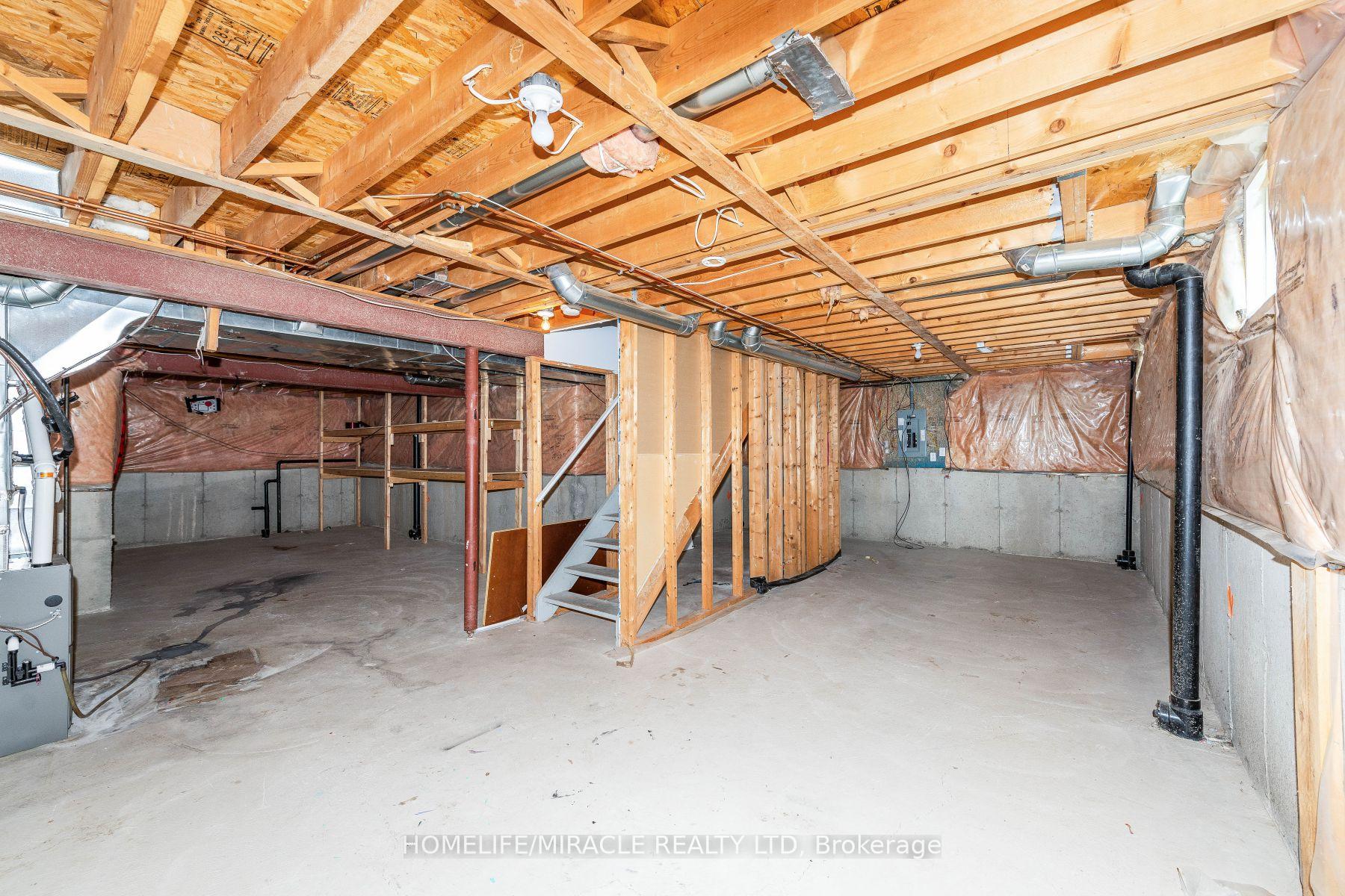 Photo 23 of 27 Sugarhill Drive N, Brampton, Fletcher's Meadow — HOMEH
