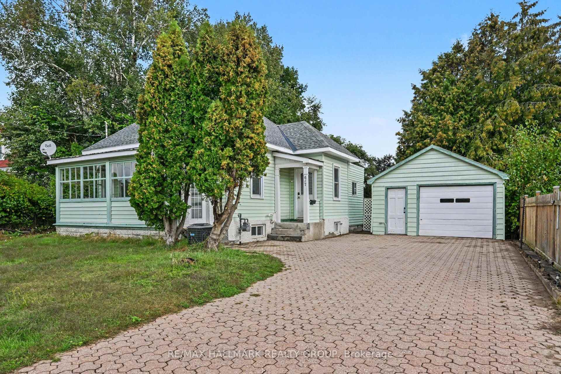 Photo of 617 Roy Street W