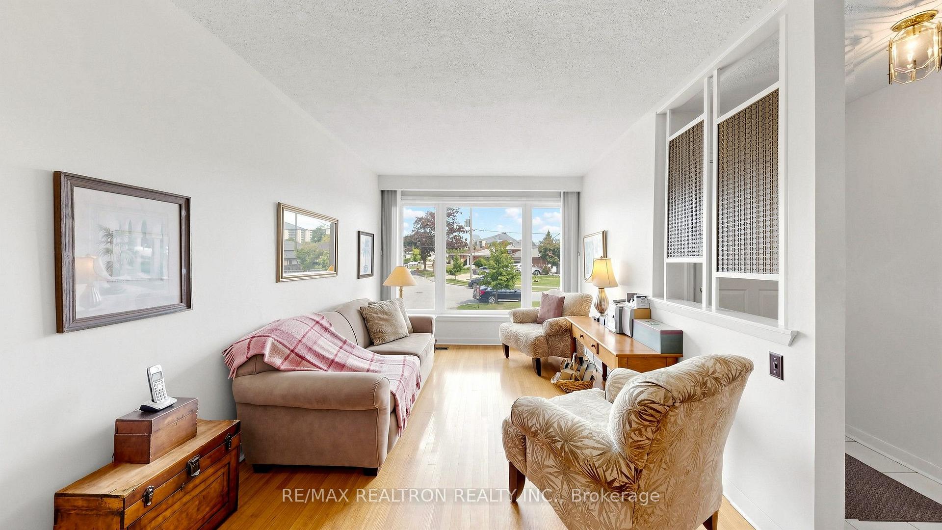 Photo 4 of 80 Frankton Crescent, North York, York University Heights — HOMEH
