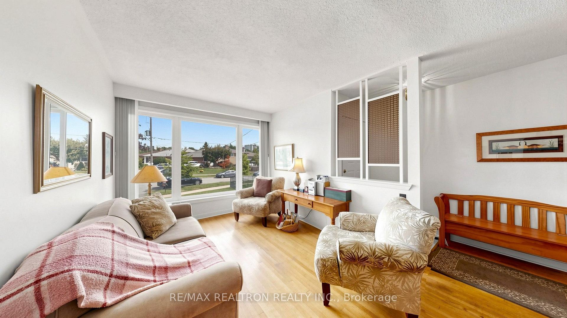 Photo 5 of 80 Frankton Crescent, North York, York University Heights — HOMEH