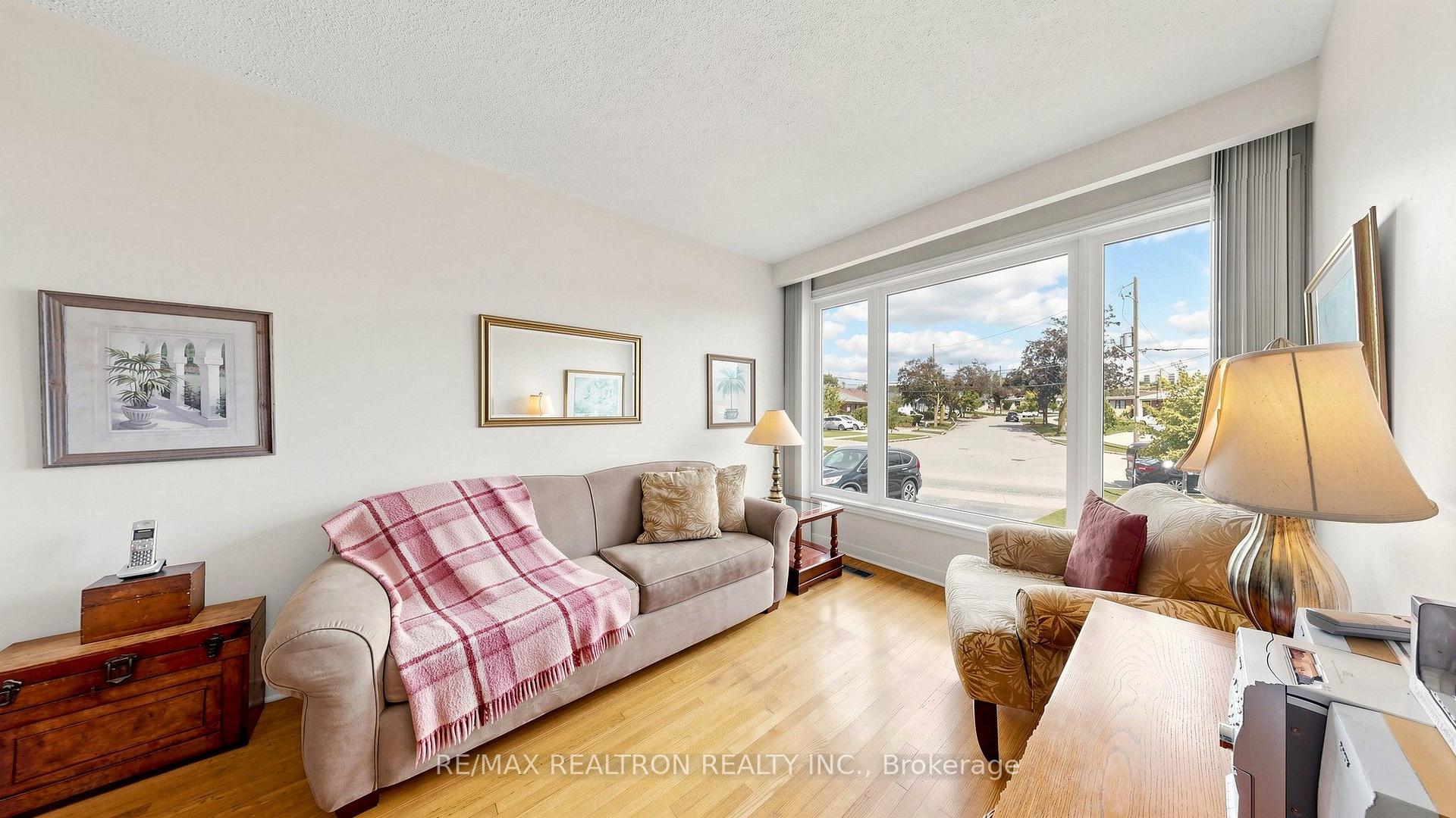 Photo 6 of 80 Frankton Crescent, North York, York University Heights — HOMEH