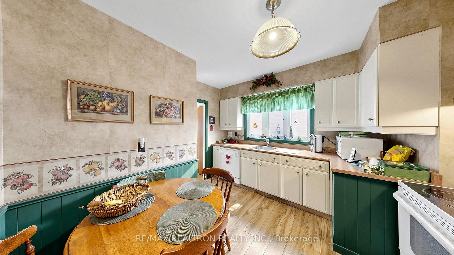 Photo 10 of 80 Frankton Crescent, North York, York University Heights — HOMEH