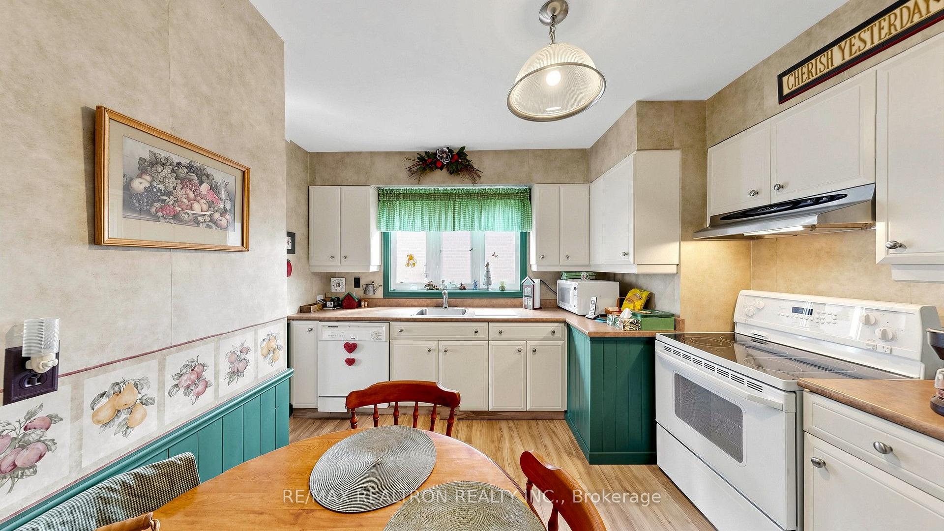 Photo 11 of 80 Frankton Crescent, North York, York University Heights — HOMEH