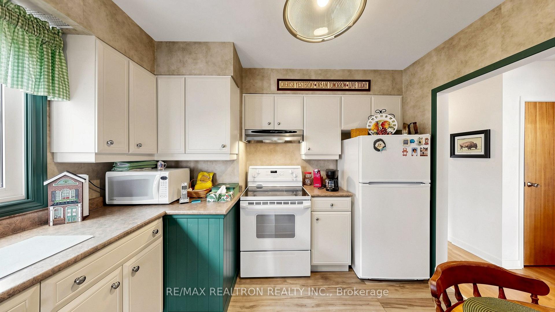 Photo 12 of 80 Frankton Crescent, North York, York University Heights — HOMEH