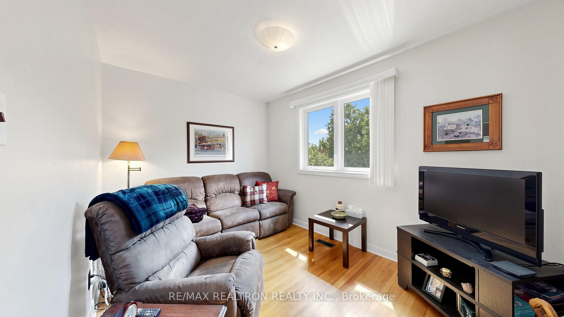 Photo 18 of 80 Frankton Crescent, North York, York University Heights — HOMEH
