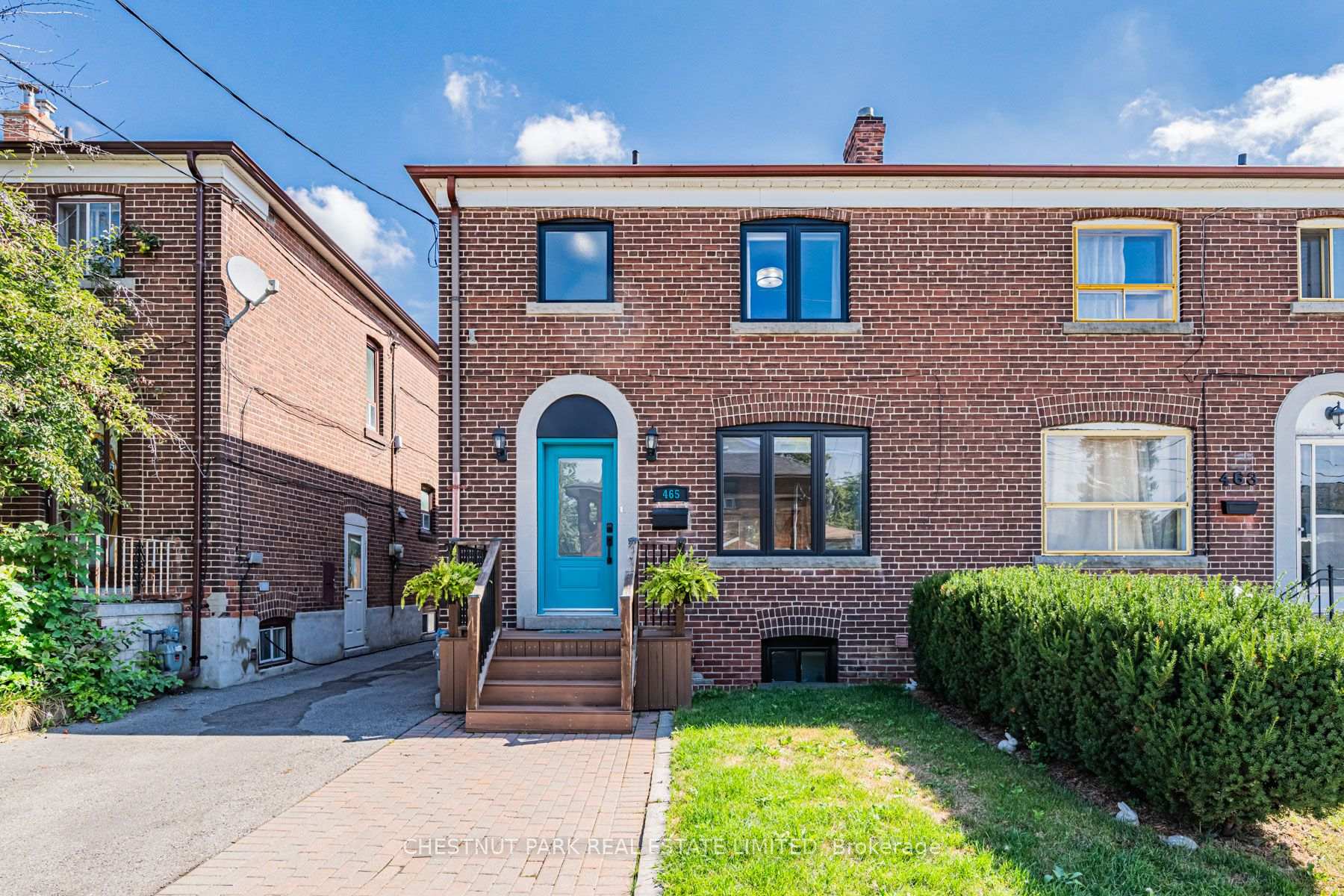 Front of 465 Oakwood Avenue
