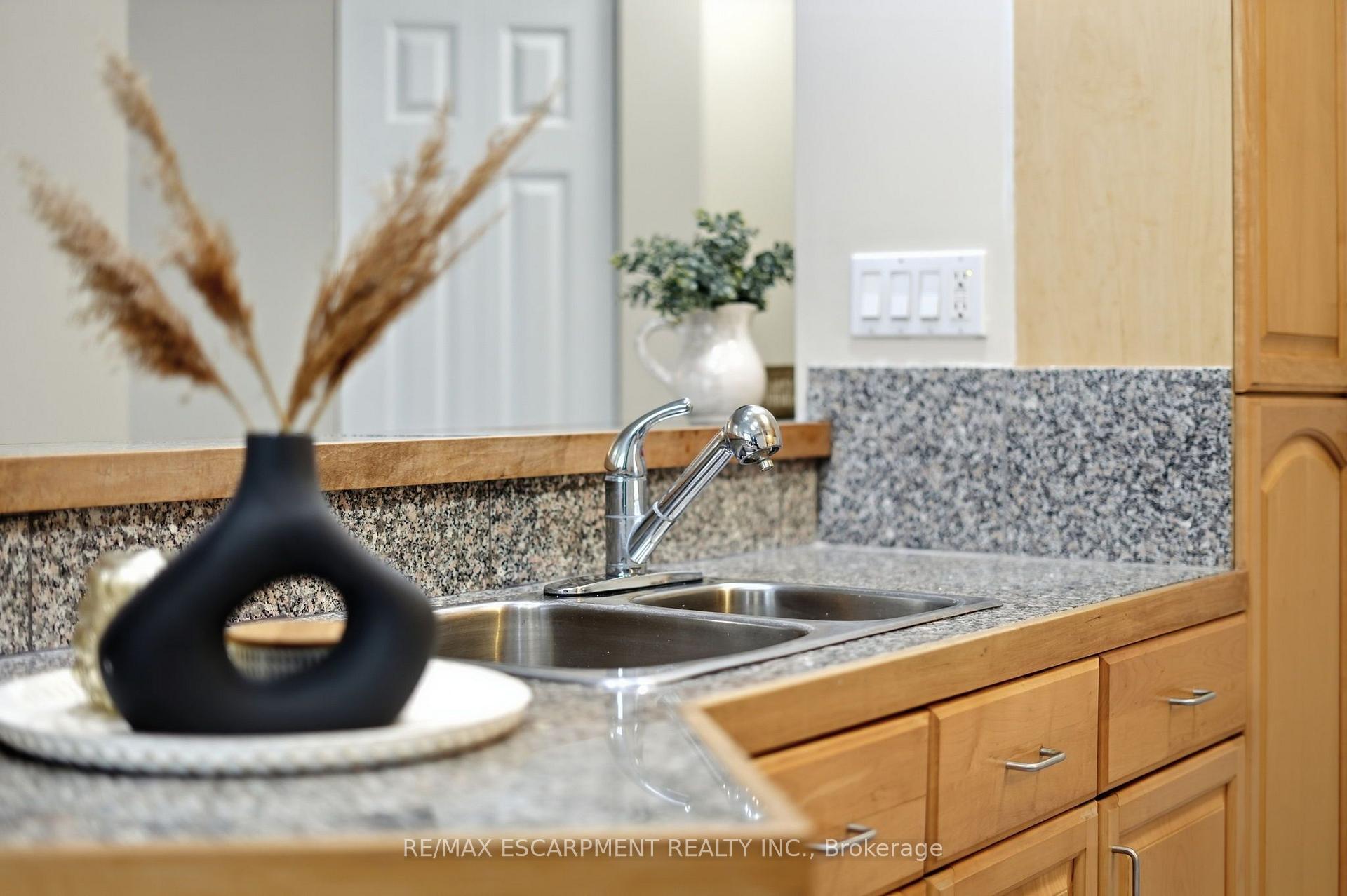 Photo 5 of Unit PH 802, 101 Queen Street S, Hamilton, Durand — HOMEH