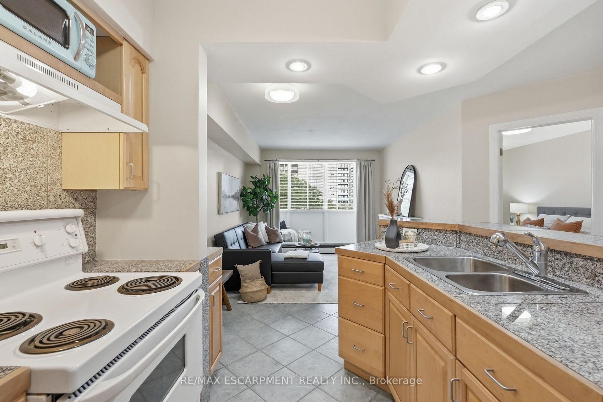 Photo 6 of Unit PH 802, 101 Queen Street S, Hamilton, Durand — HOMEH