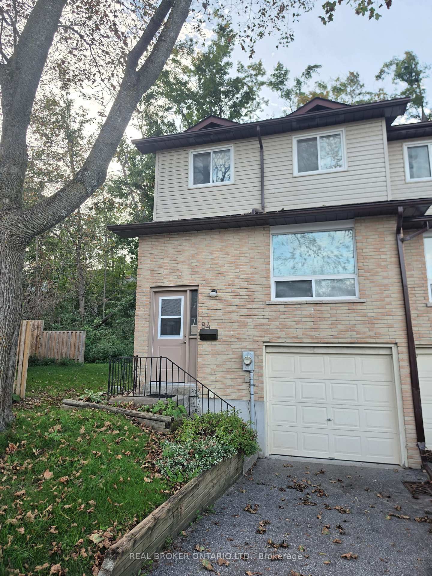 Front of Unit 84, 1095 Mississaga Street W