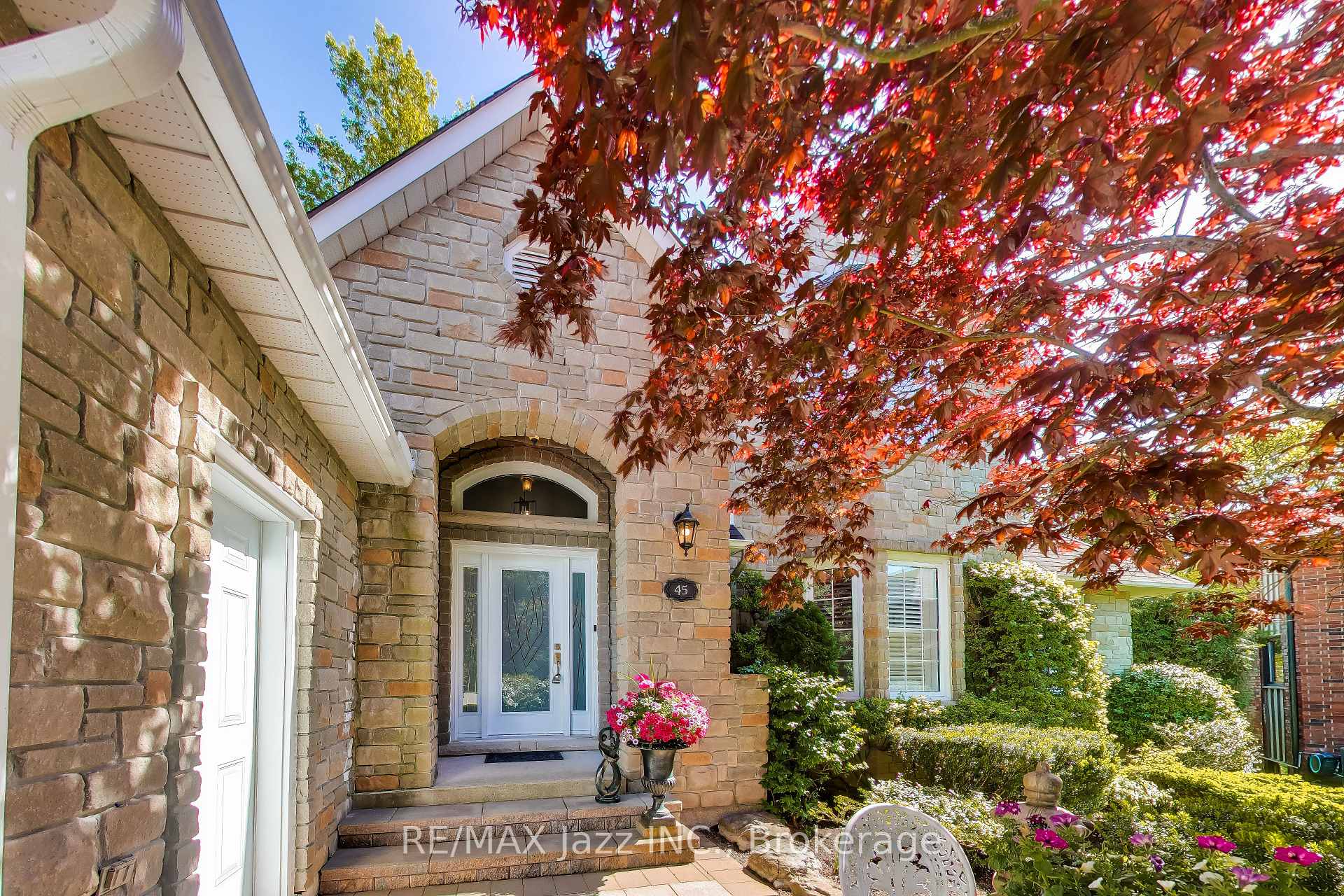Photo 2 of 45 Windsor Valley Place, Clarington, Courtice — HOMEH