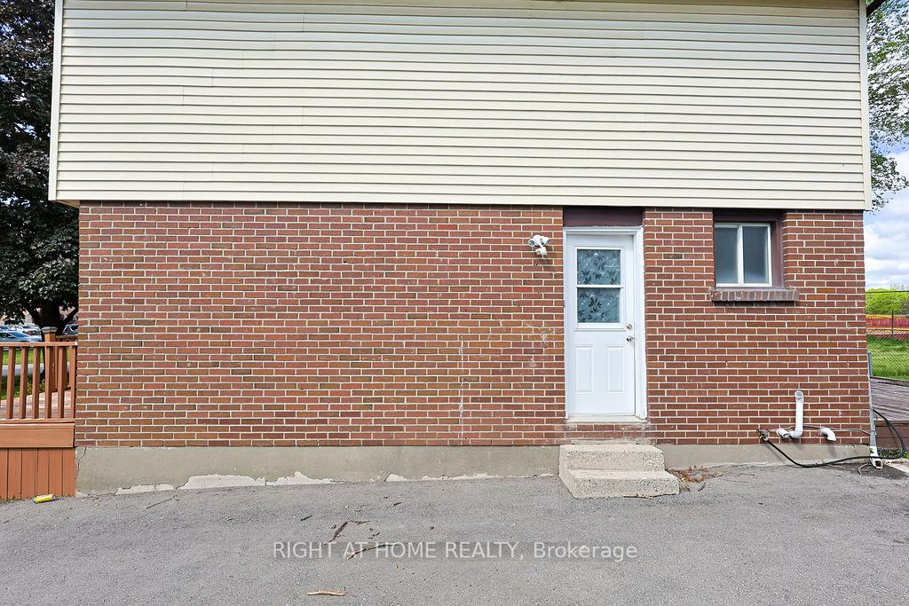 Photo 3 of 208 Admiral Drive, London, East I — HOMEH