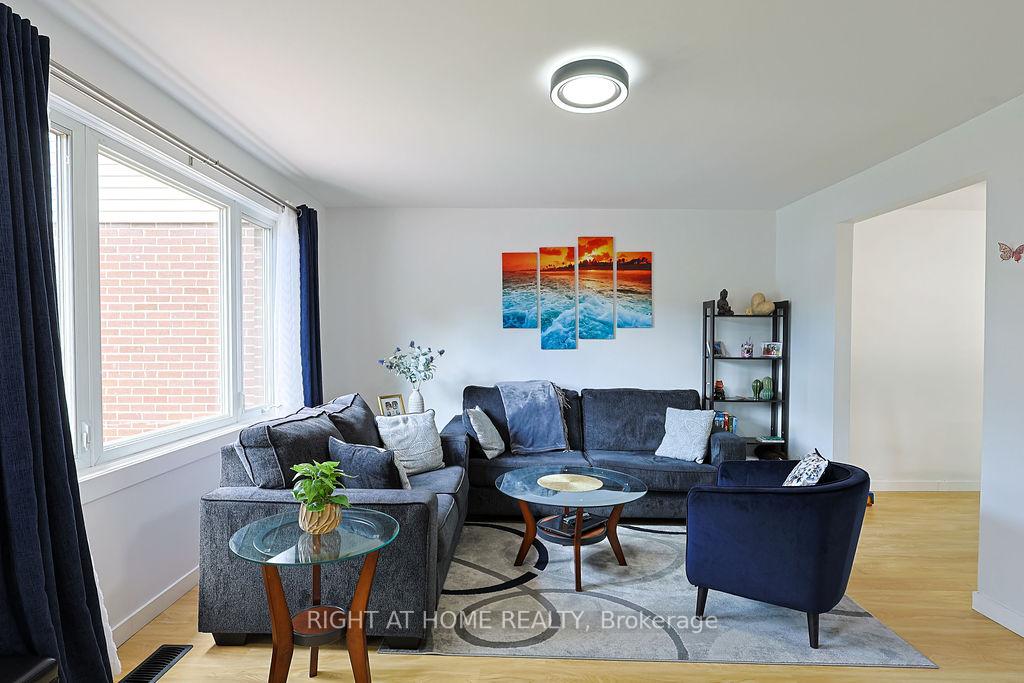 Photo 8 of 208 Admiral Drive, London, East I — HOMEH
