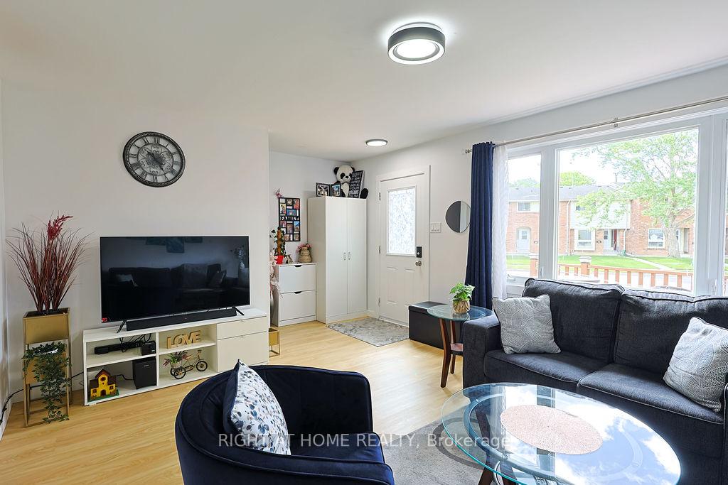Photo 11 of 208 Admiral Drive, London, East I — HOMEH