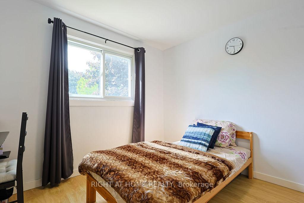 Photo 22 of 208 Admiral Drive, London, East I — HOMEH