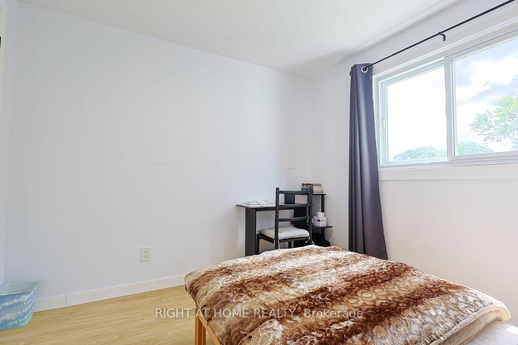 Photo 23 of 208 Admiral Drive, London, East I — HOMEH