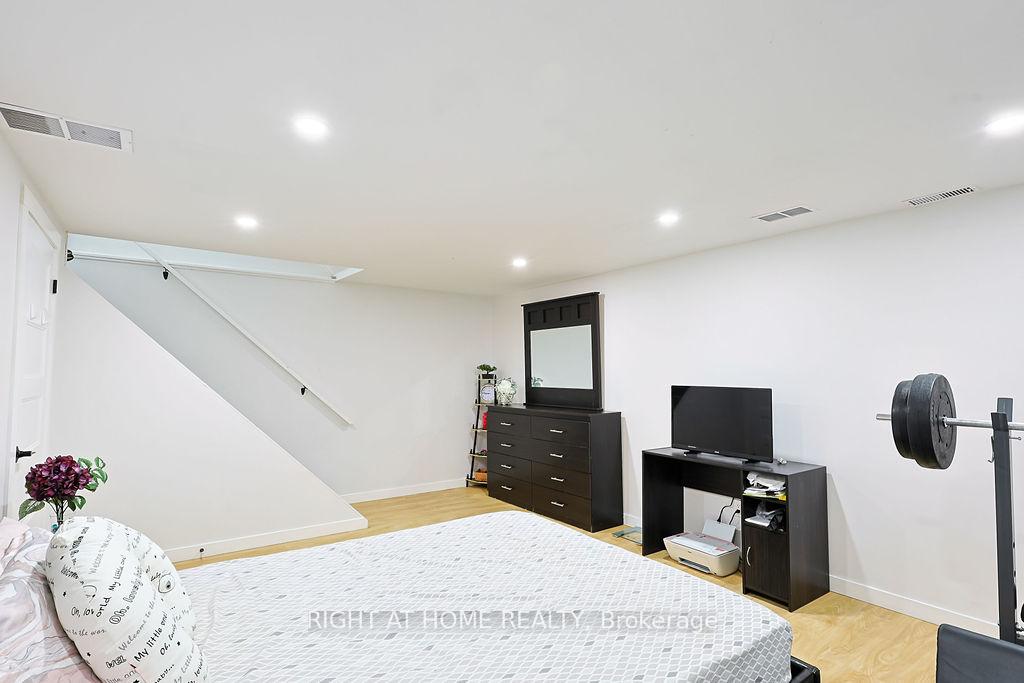 Photo 30 of 208 Admiral Drive, London, East I — HOMEH