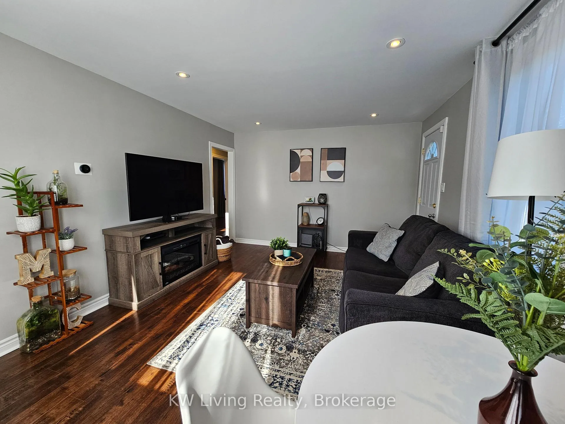 Photo 6 of 601 Perry Street, Whitby, Downtown Whitby — HOMEH