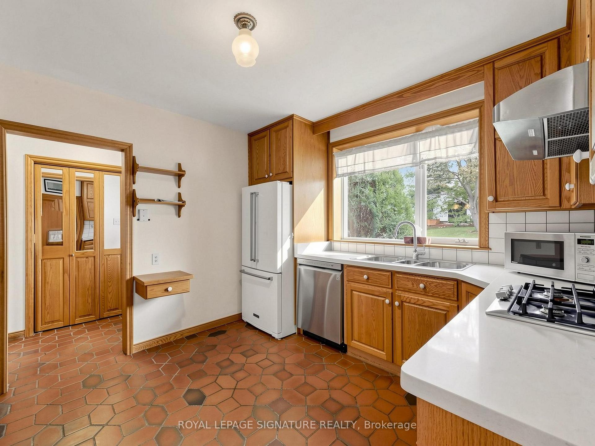 Photo 15 of 8 Ternhill Crescent, North York, Banbury-Don Mills — HOMEH