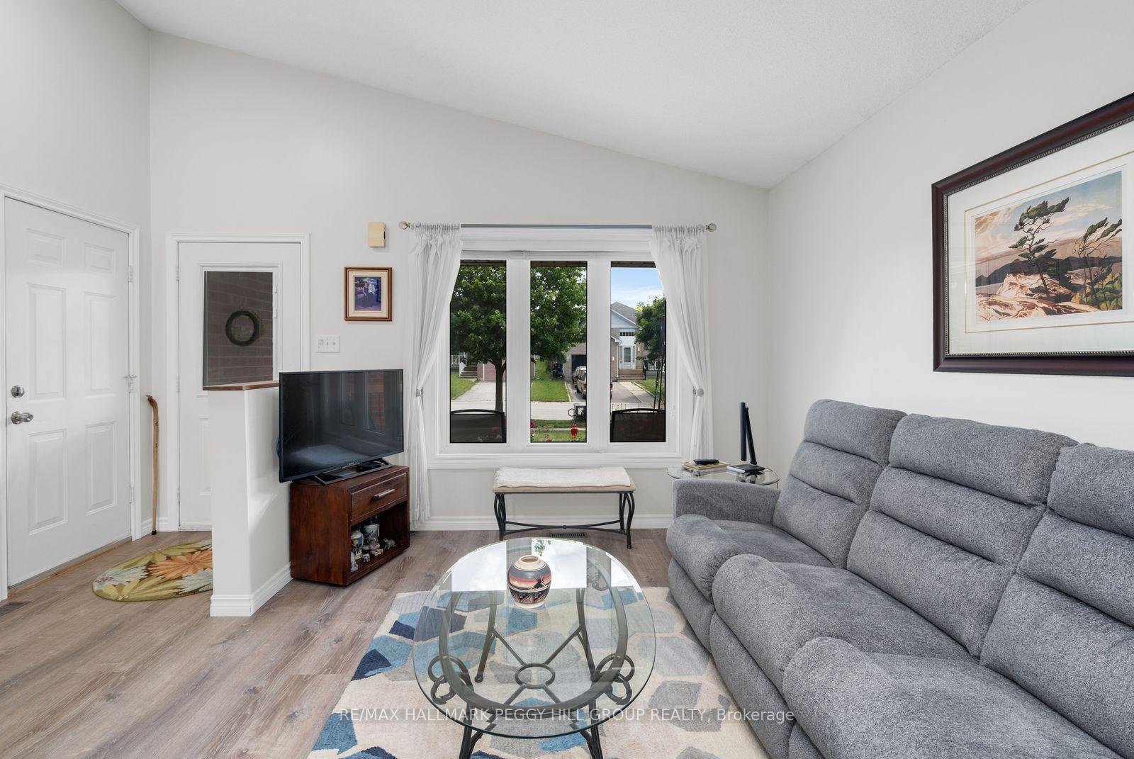 Photo 2 of 18 Draper Crescent, Barrie, Painswick North — HOMEH