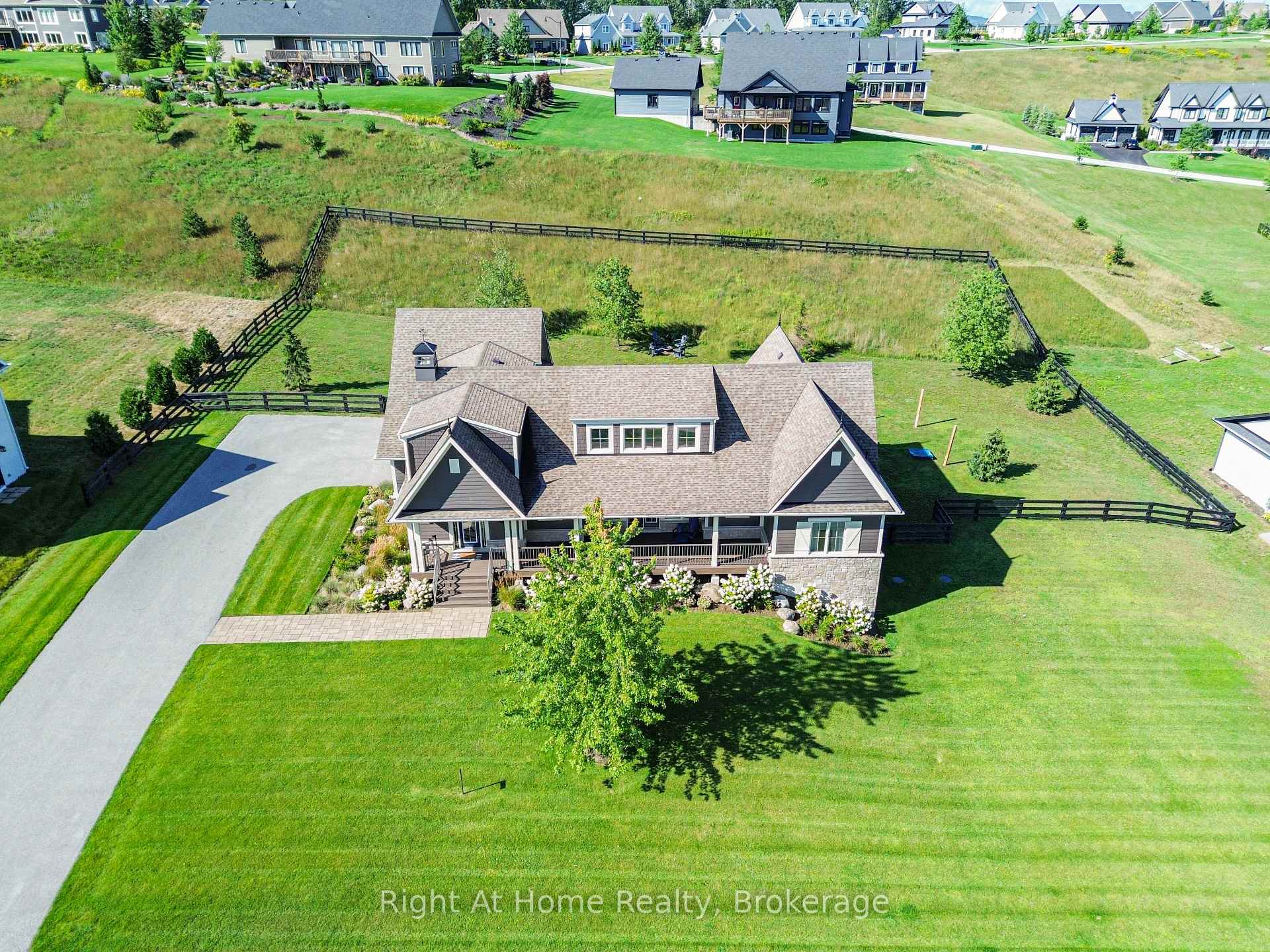 Photo 3 of 16 Gelderland Crescent, Oro-Medonte, Rural Oro-Medonte — HOMEH