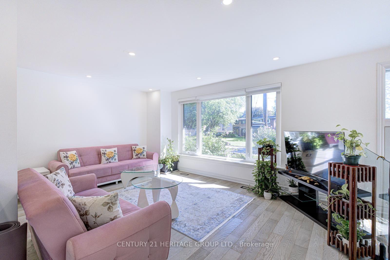Photo 9 of 117 Marbury Crescent, North York, Parkwoods-Donalda — HOMEH