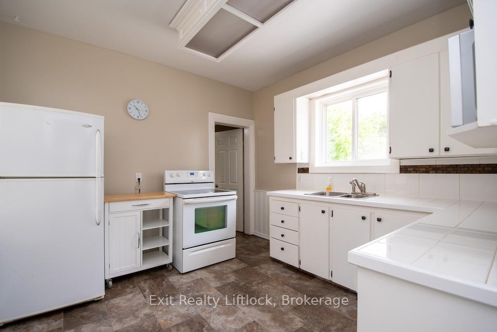 Photo 11 of 849 Water Street, Peterborough, Northcrest Ward 5 — HOMEH