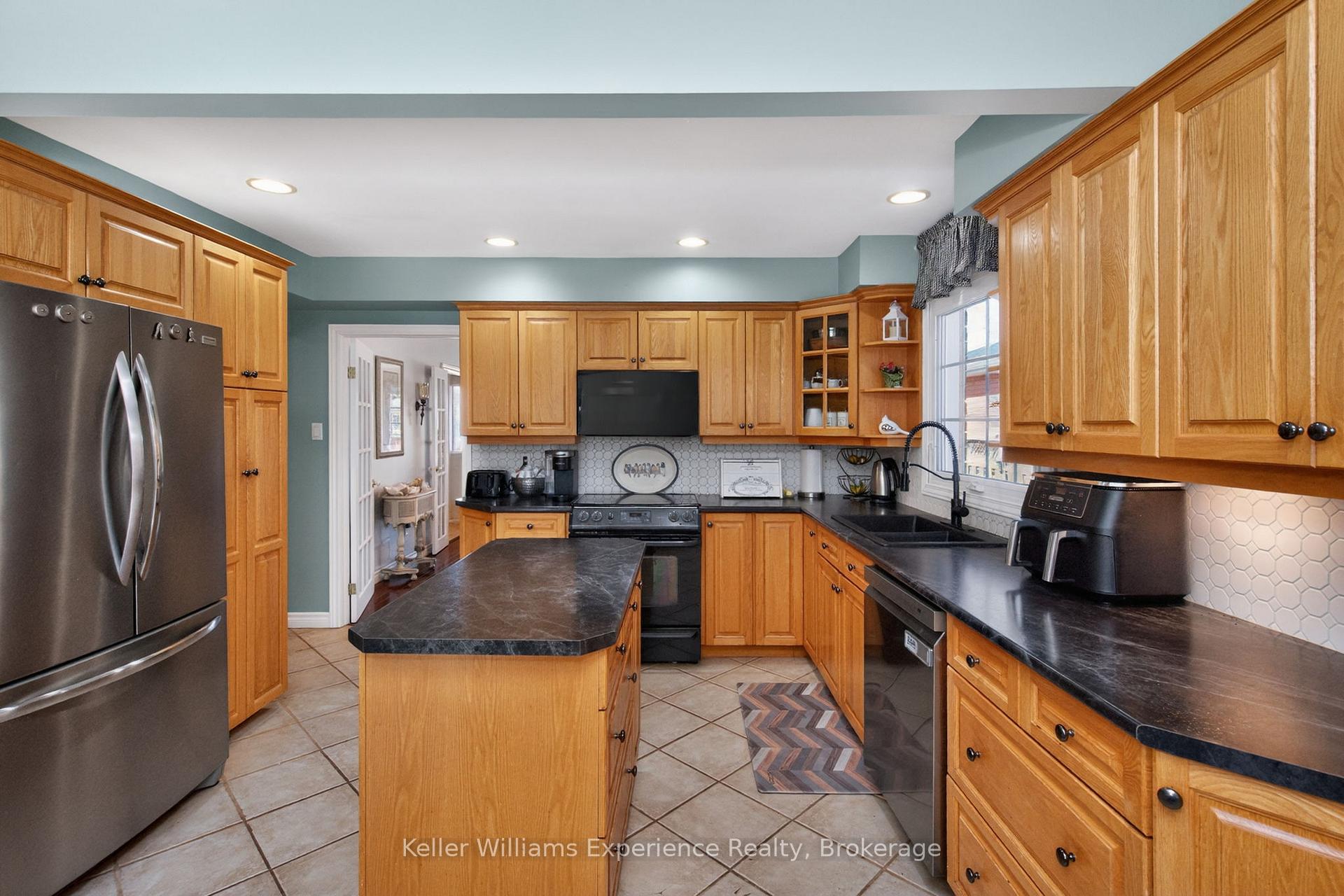 Photo 12 of 933 Playfair Road, Midland — HOMEH