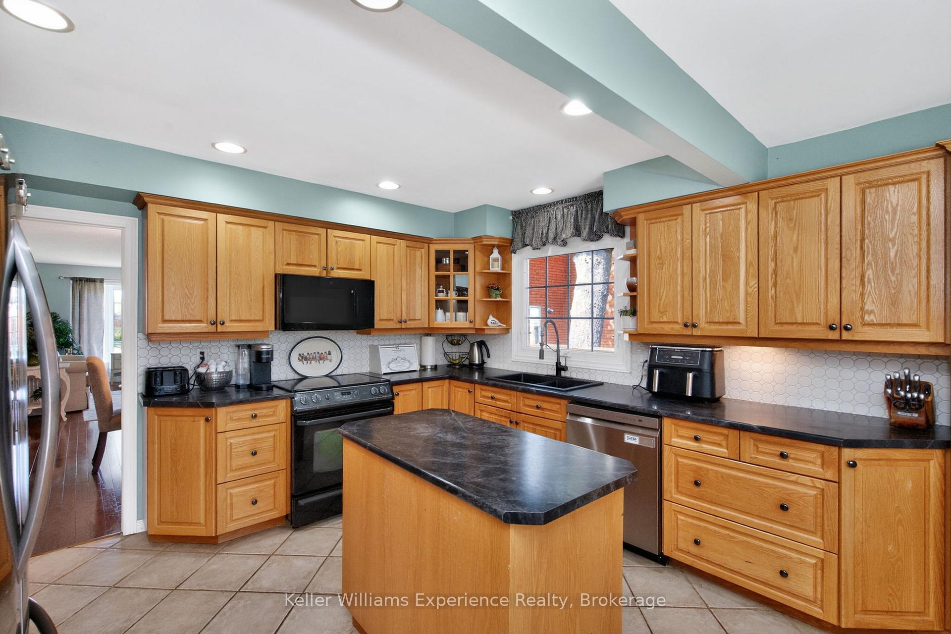 Photo 14 of 933 Playfair Road, Midland — HOMEH
