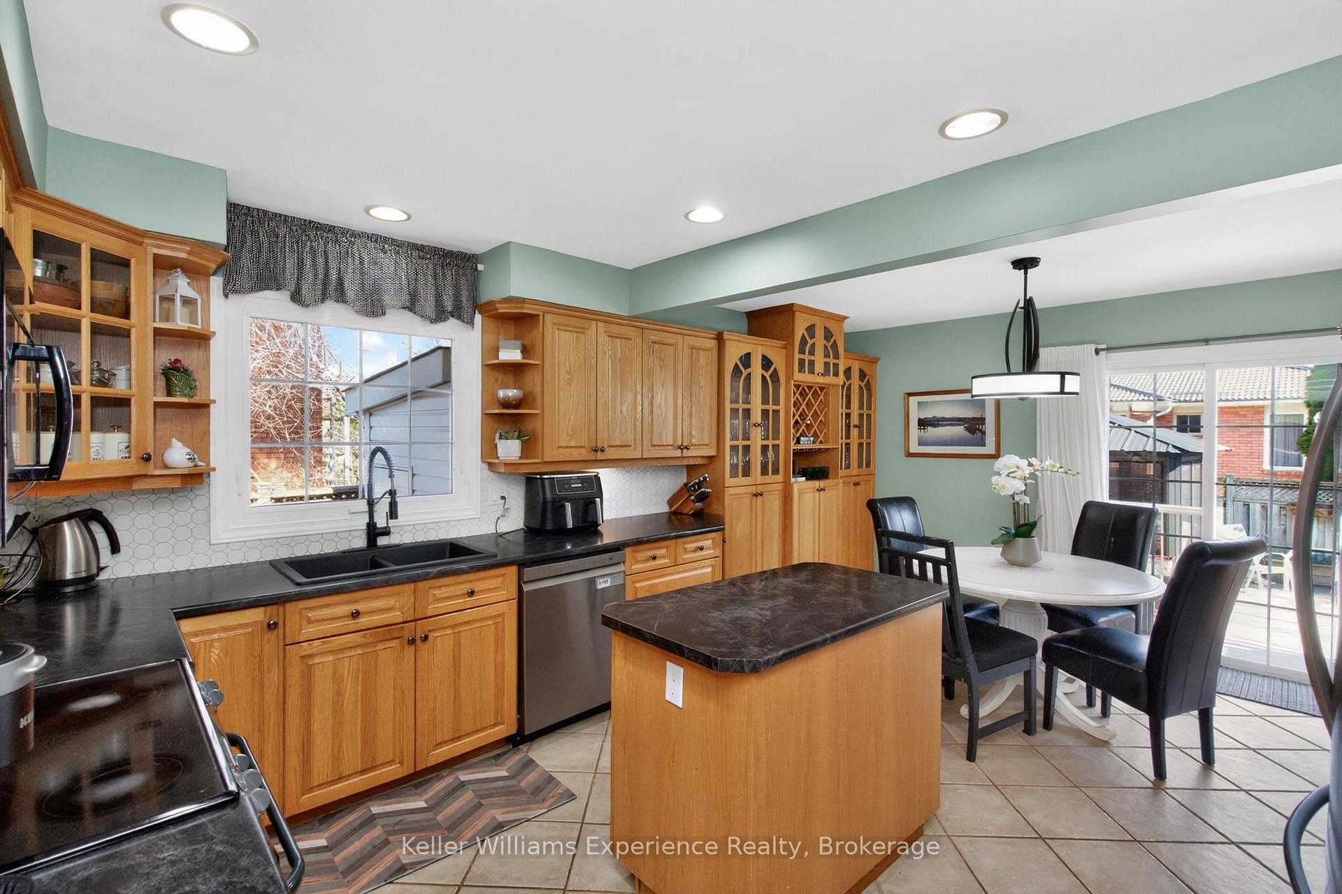 Photo 15 of 933 Playfair Road, Midland — HOMEH