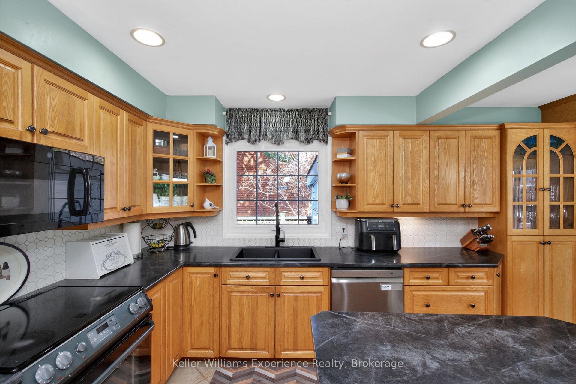 Photo 16 of 933 Playfair Road, Midland — HOMEH