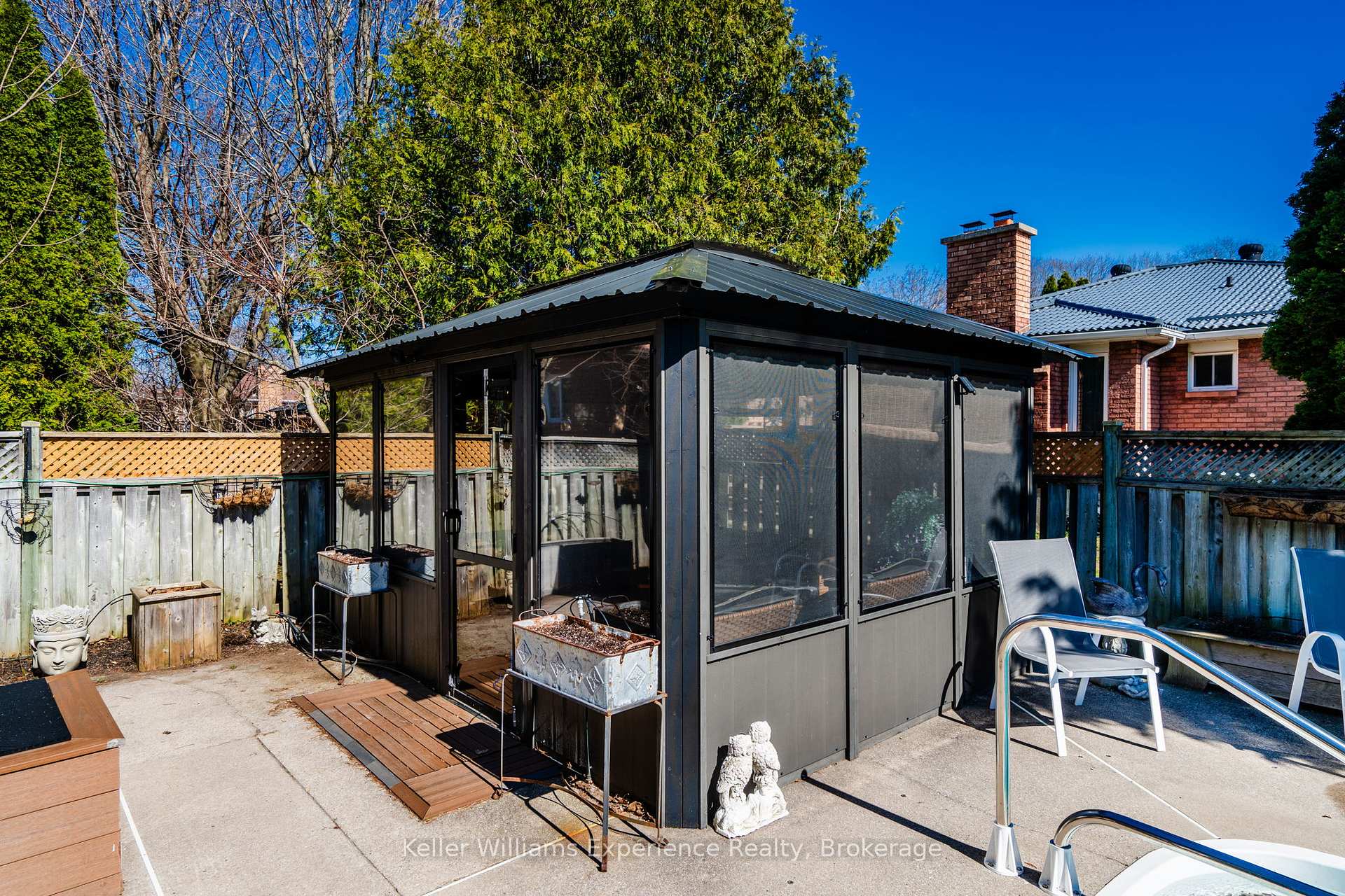 Photo 43 of 933 Playfair Road, Midland — HOMEH