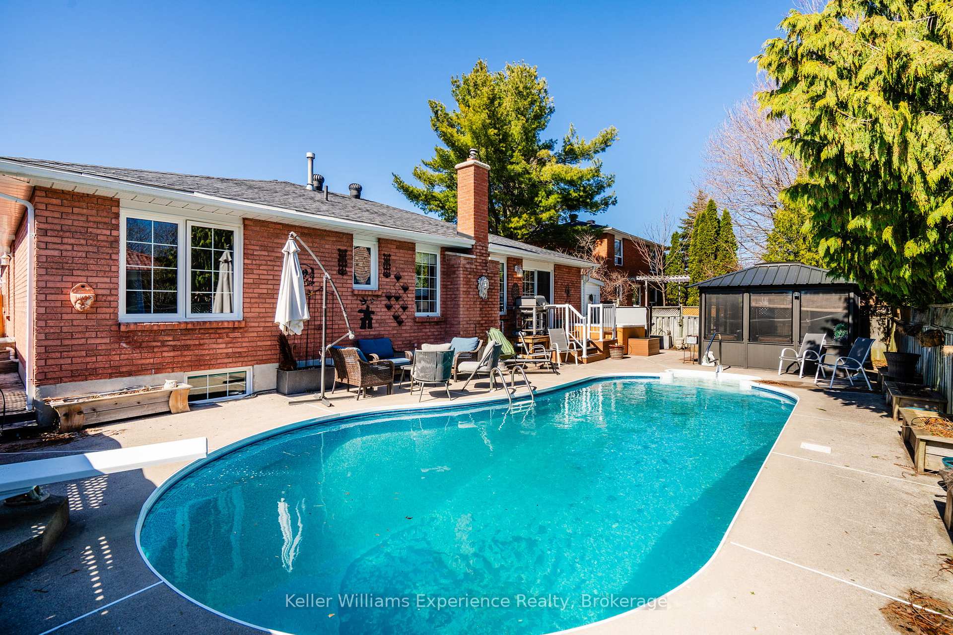 Photo 46 of 933 Playfair Road, Midland — HOMEH
