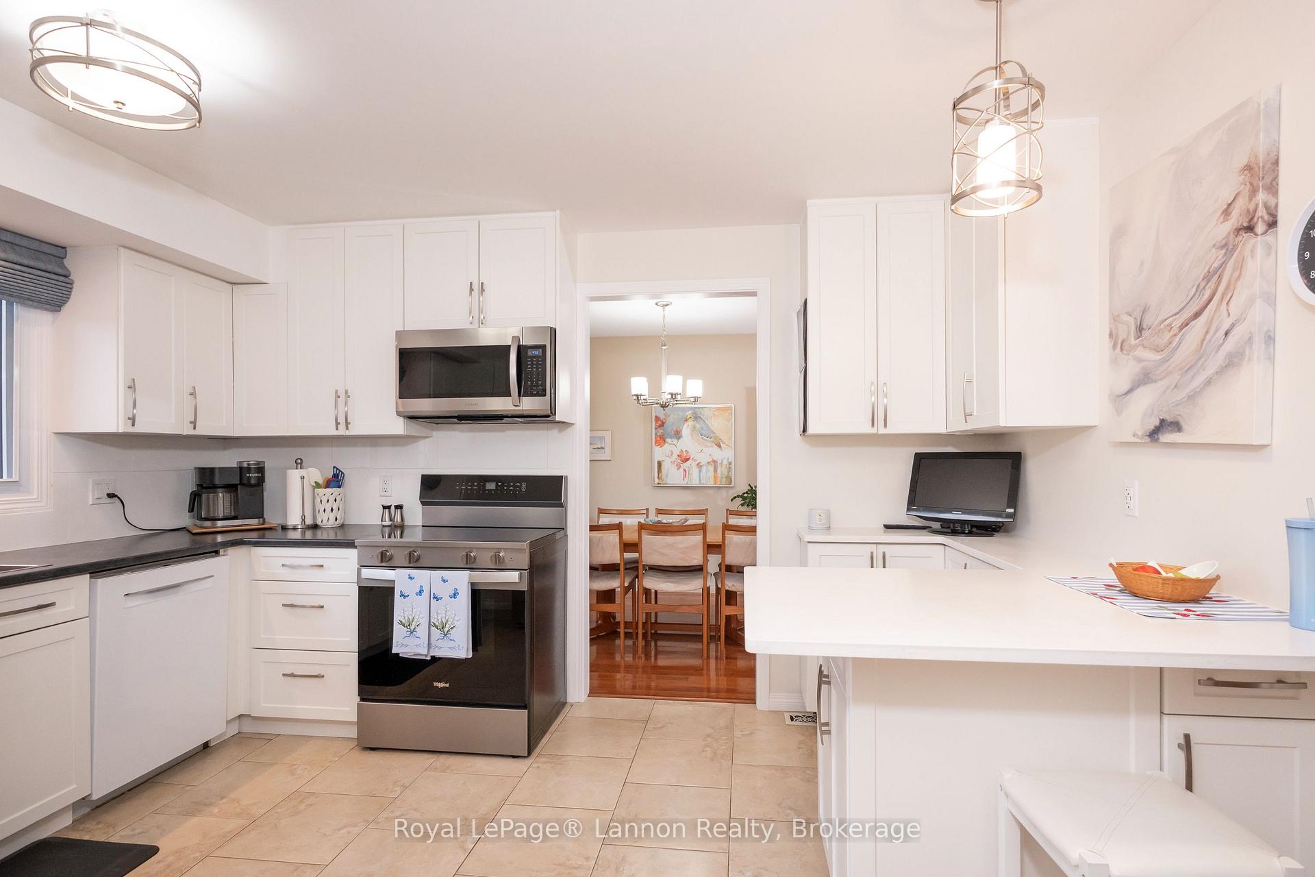Photo 8 of 404 Riverview Drive, Thunder Bay, Edgewater Park — HOMEH
