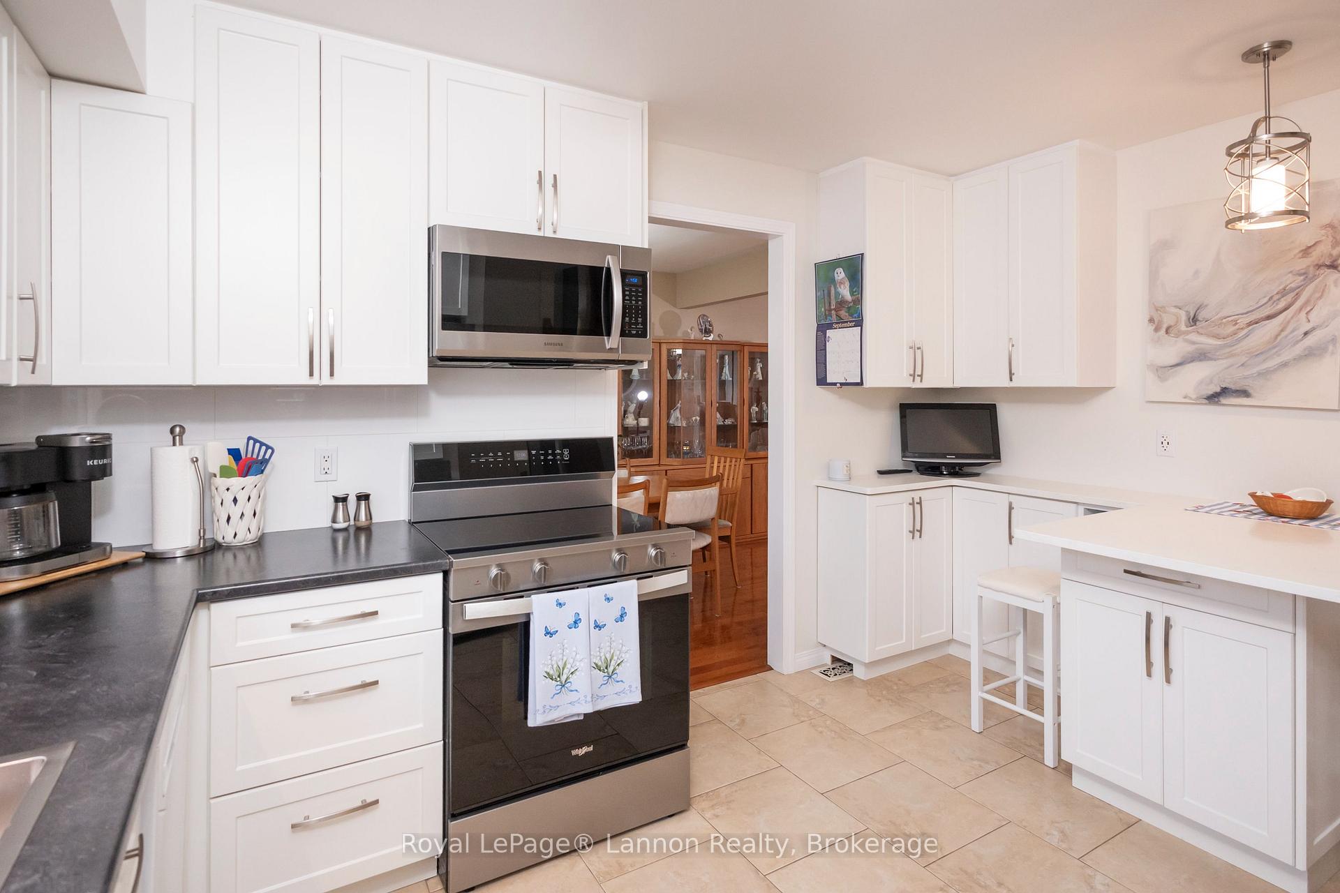 Photo 11 of 404 Riverview Drive, Thunder Bay, Edgewater Park — HOMEH