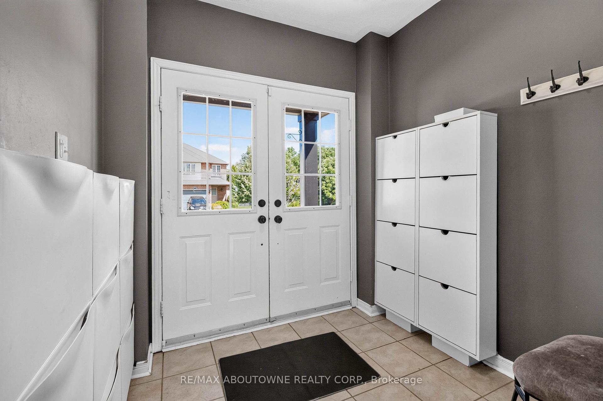 Photo 3 of 5233 Thornburn Drive, Burlington, Uptown — HOMEH