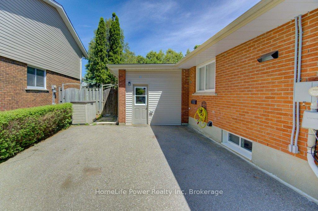 Photo 4 of 136 Dunsmere Drive, Kitchener, Laurentian Hills/Country Hills W — HOMEH