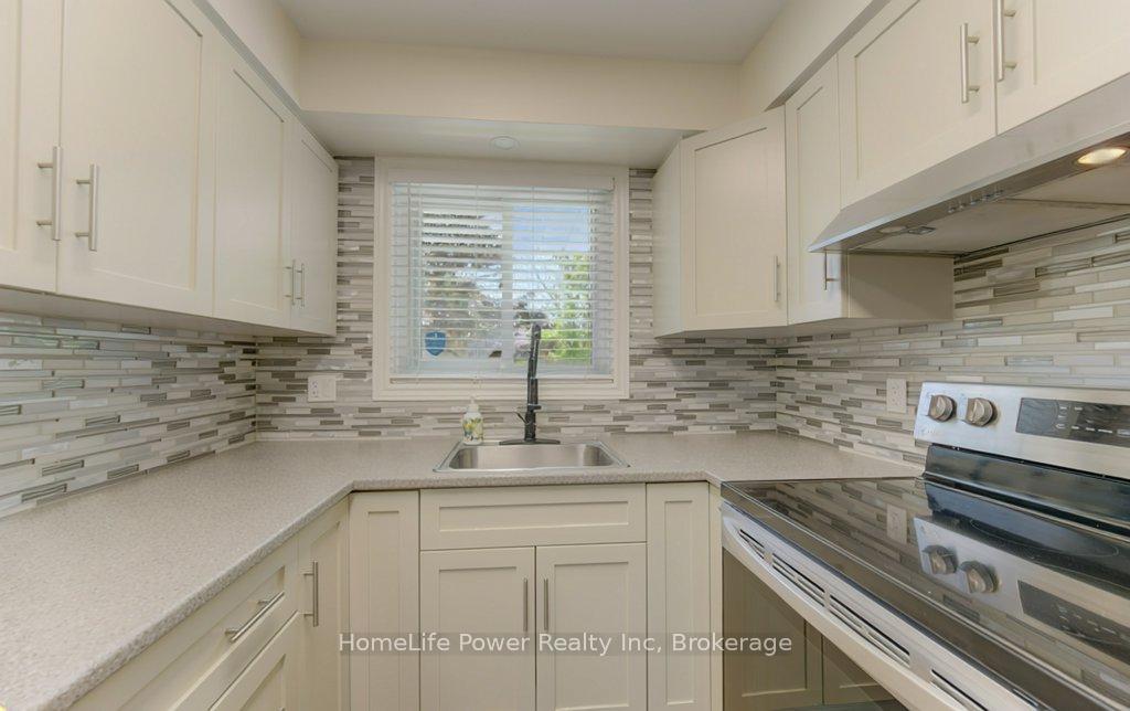 Photo 5 of 136 Dunsmere Drive, Kitchener, Laurentian Hills/Country Hills W — HOMEH