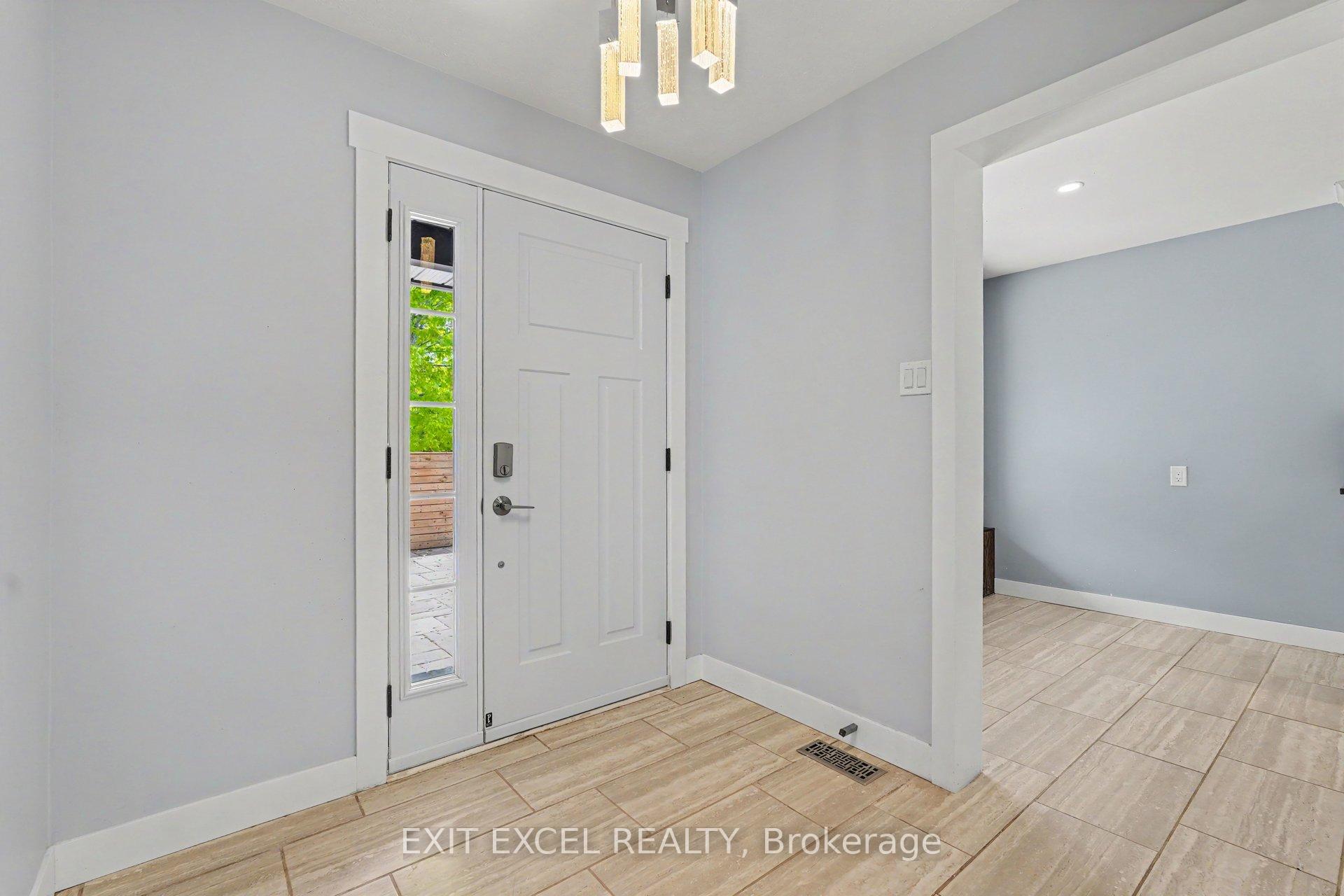 Photo 4 of 16 Lima Way, Ottawa, Barrhaven - Cedargrove/Fraserdale — HOMEH