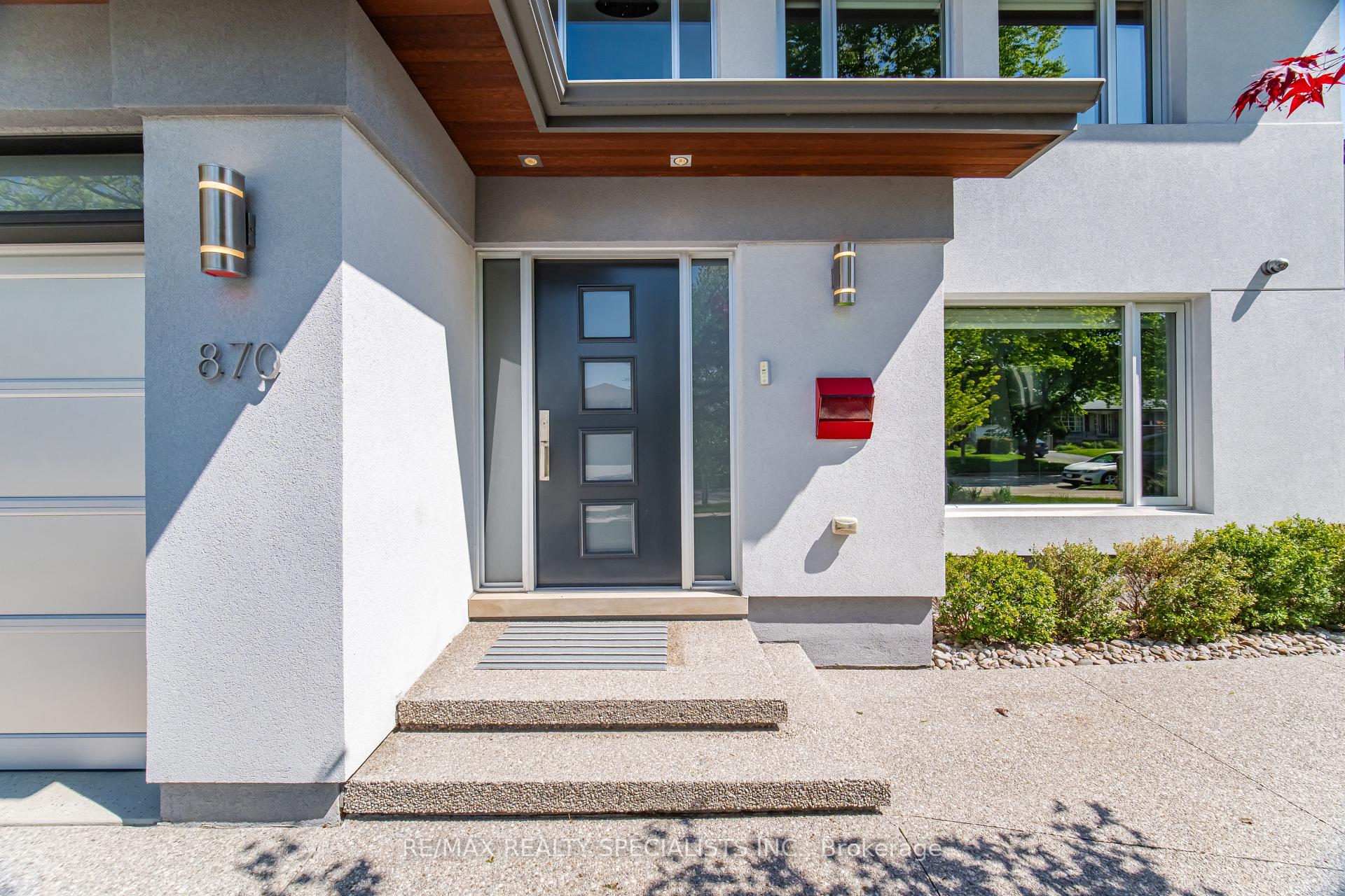 Photo 2 of 870 Hollowtree Crescent, Mississauga, Applewood — HOMEH