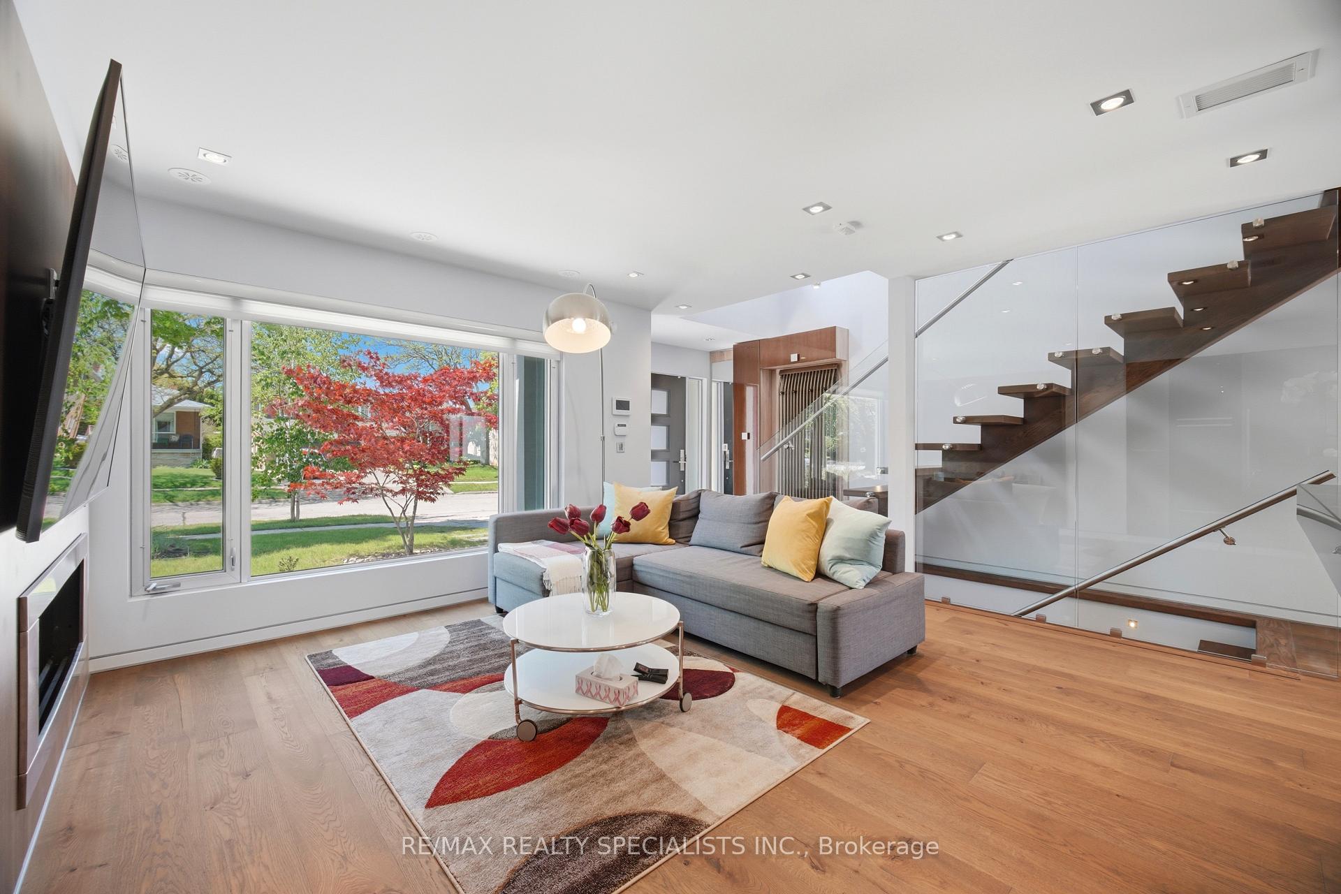Photo 5 of 870 Hollowtree Crescent, Mississauga, Applewood — HOMEH