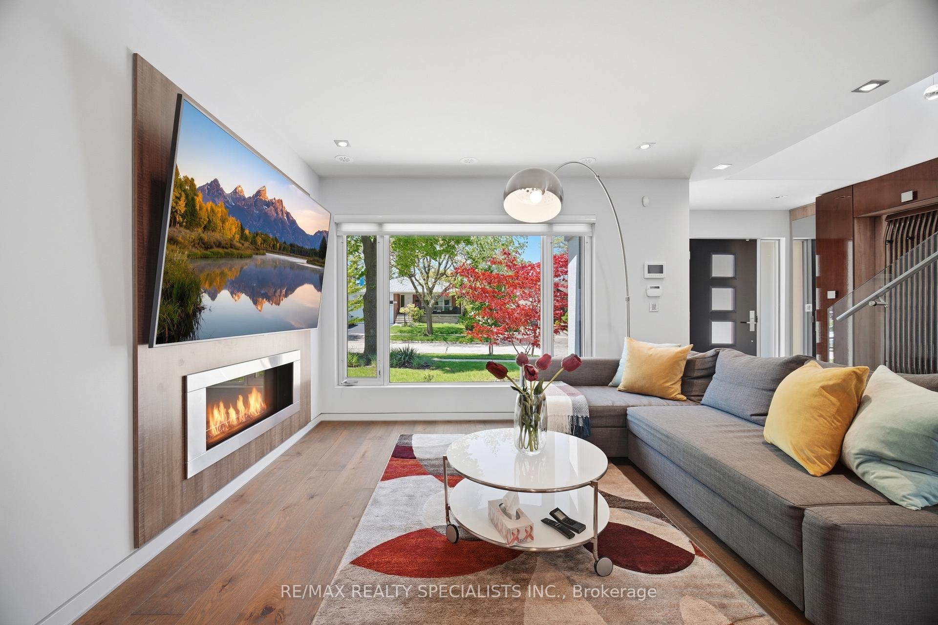 Photo 7 of 870 Hollowtree Crescent, Mississauga, Applewood — HOMEH