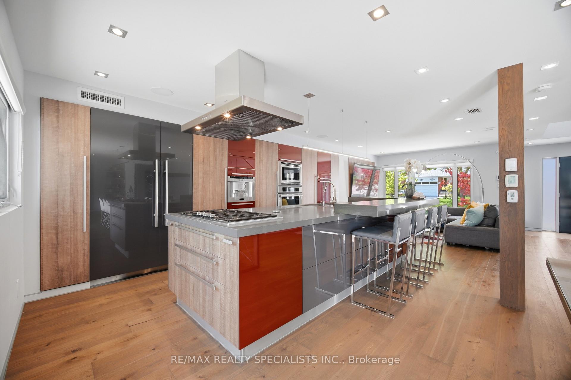 Photo 8 of 870 Hollowtree Crescent, Mississauga, Applewood — HOMEH