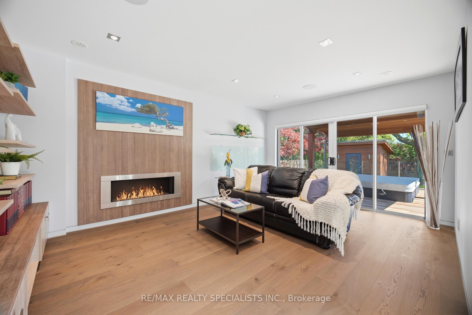 Photo 14 of 870 Hollowtree Crescent, Mississauga, Applewood — HOMEH