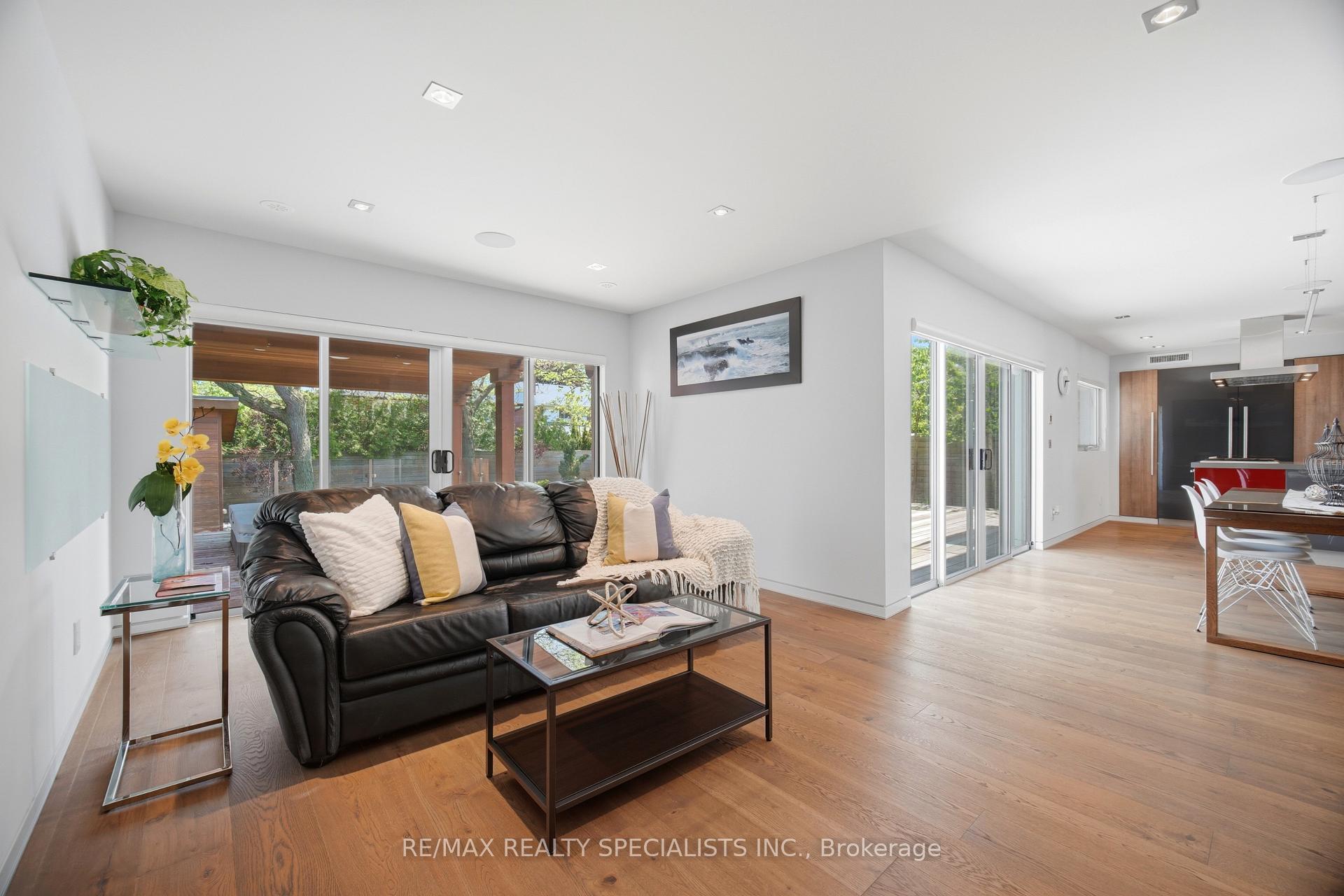 Photo 15 of 870 Hollowtree Crescent, Mississauga, Applewood — HOMEH