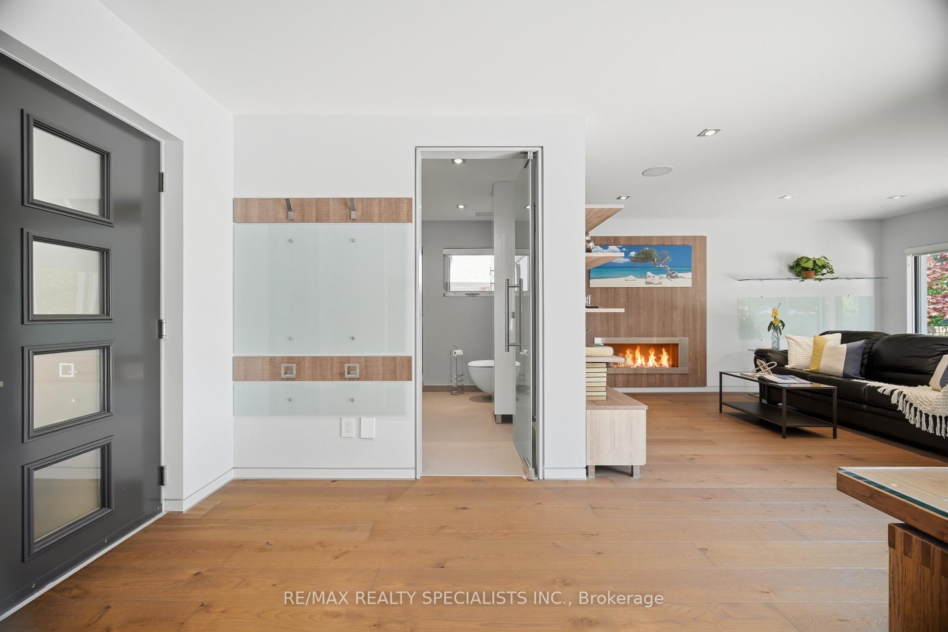 Photo 16 of 870 Hollowtree Crescent, Mississauga, Applewood — HOMEH