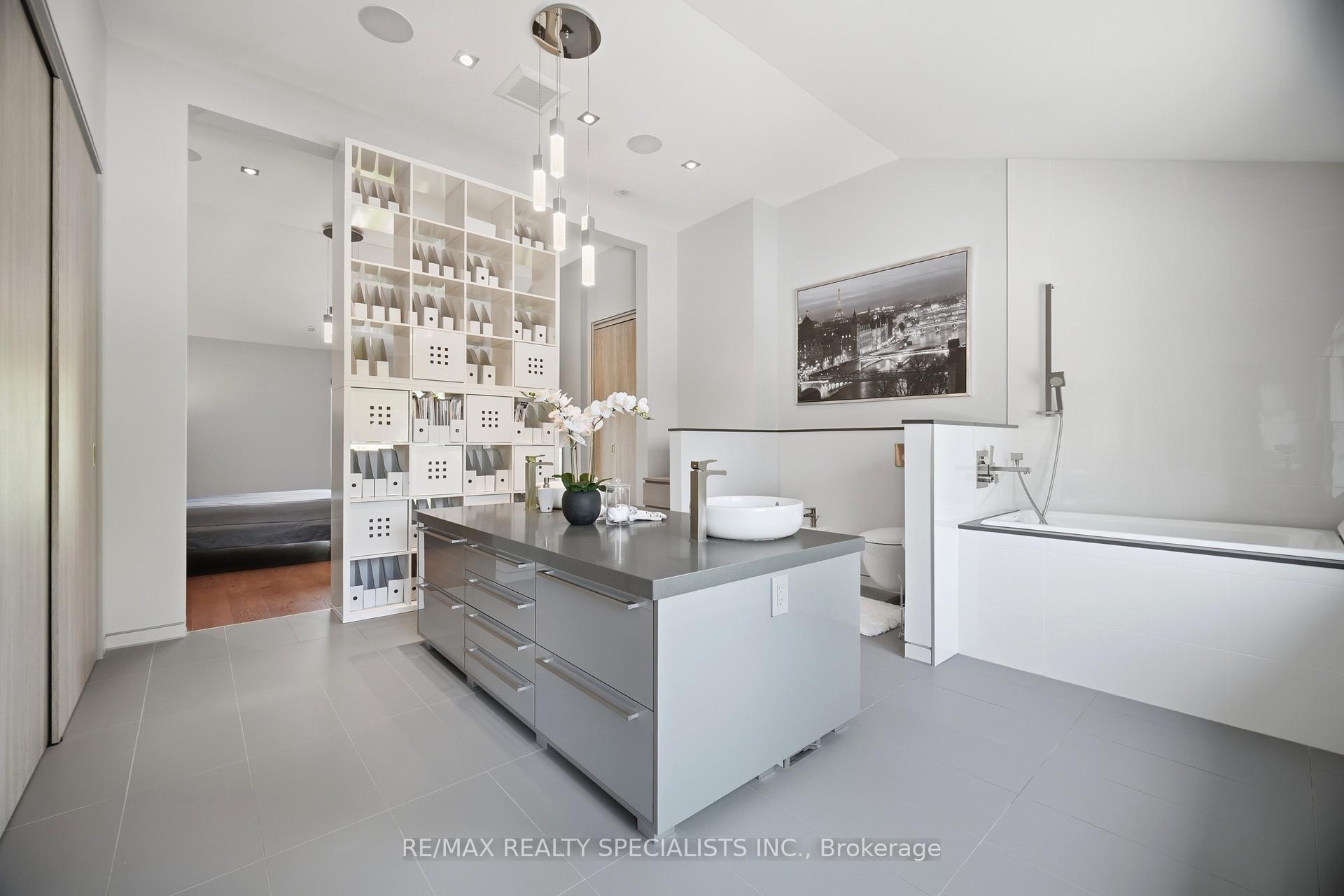 Photo 23 of 870 Hollowtree Crescent, Mississauga, Applewood — HOMEH