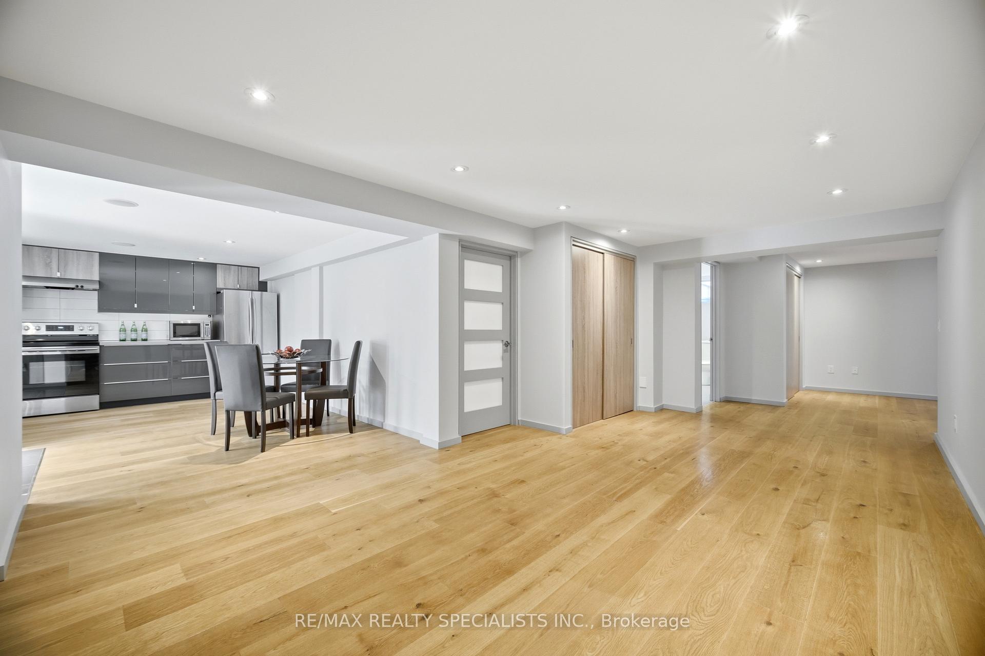 Photo 38 of 870 Hollowtree Crescent, Mississauga, Applewood — HOMEH
